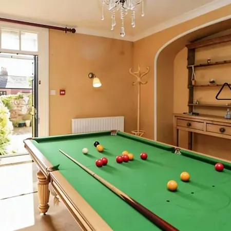 Historic Hot Tub Games Summer Gatherings * סנט ביז