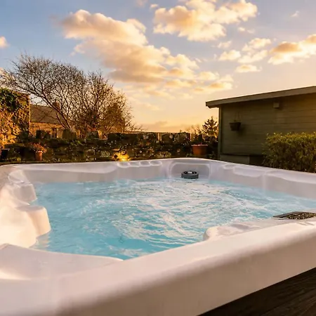 Historic Hot Tub Games Summer Gatherings Casa vacanze